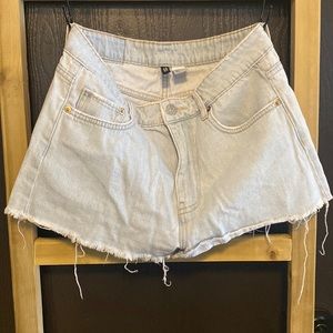 Lightwash distressed denim shorts